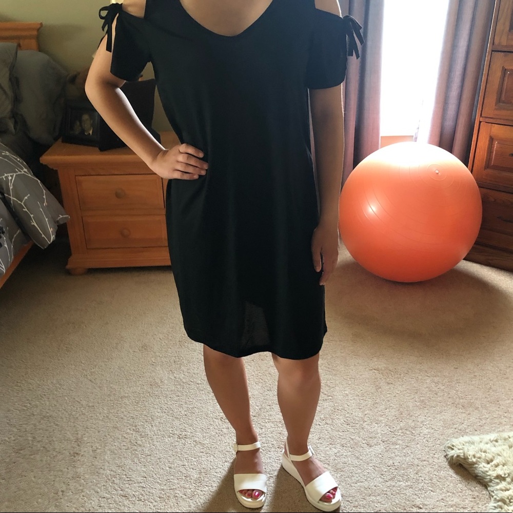 💙3 for $10💙 Black tie-sleeve dress